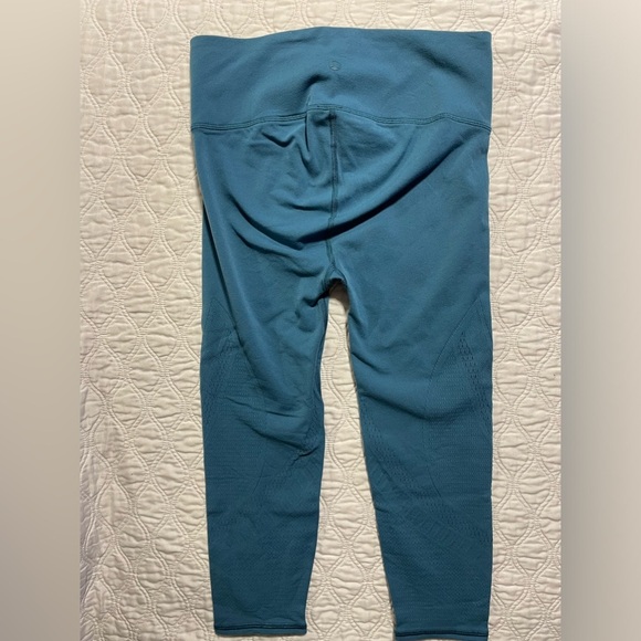 # 206- LULULEMON -Reveal Crop Interconnect - Picture 4 of 7